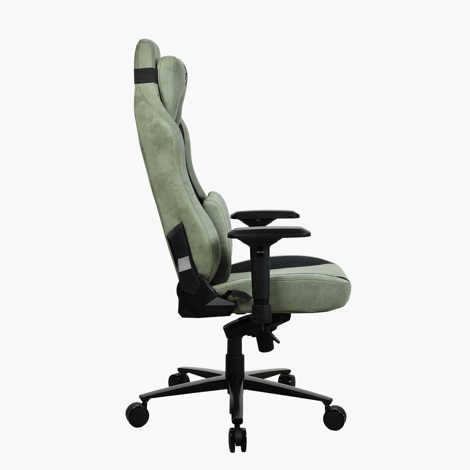 Seitenansicht eines grün-schwarzen Gaming-Stuhls auf weißem Hintergrund. Er hat Räder, Armlehnen und eine hohe Rückenlehne.
