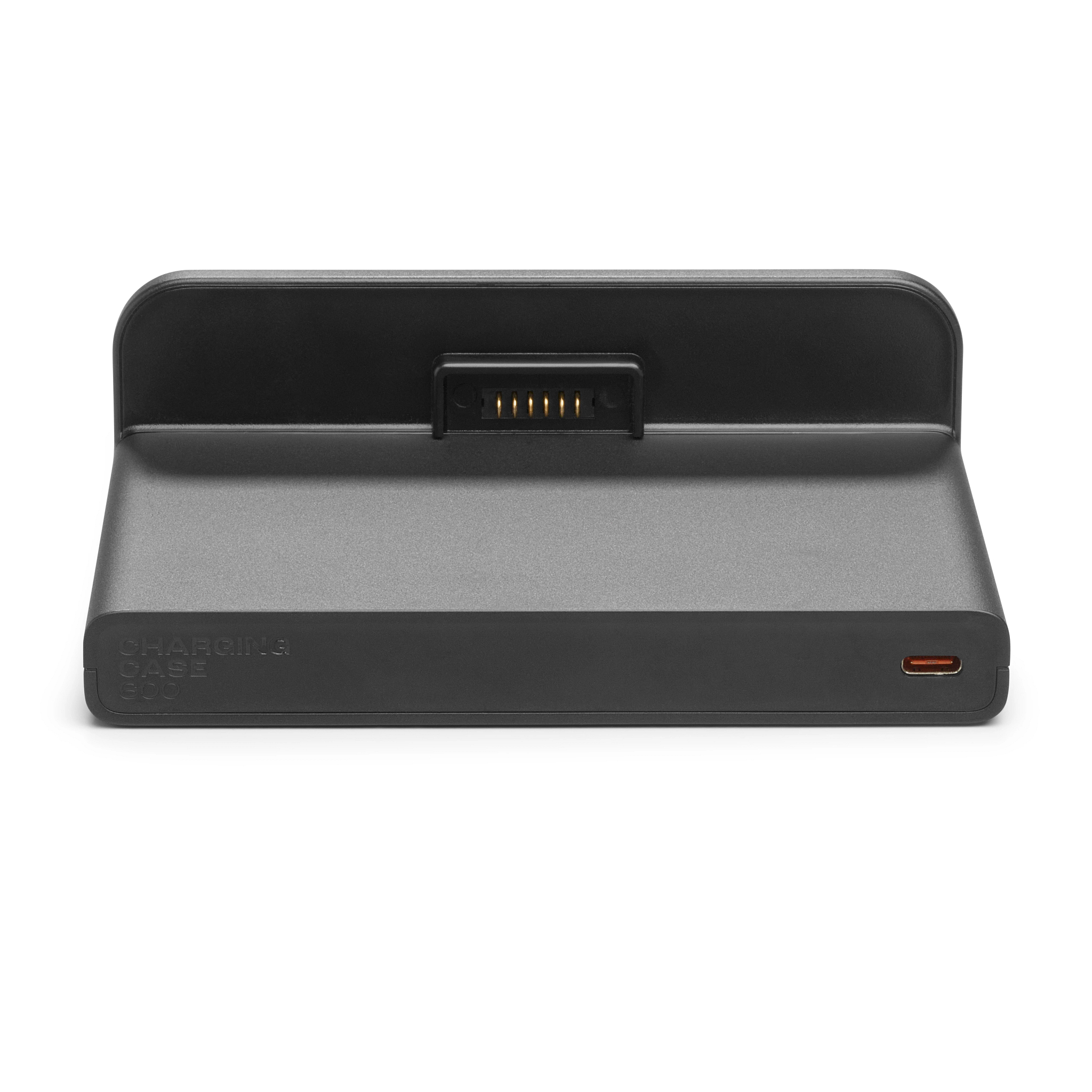 Schwarzes Ladegerät mit USB-C-Anschluss und Ladepins. Der Text 'CHARGING CASE 600' steht seitlich.