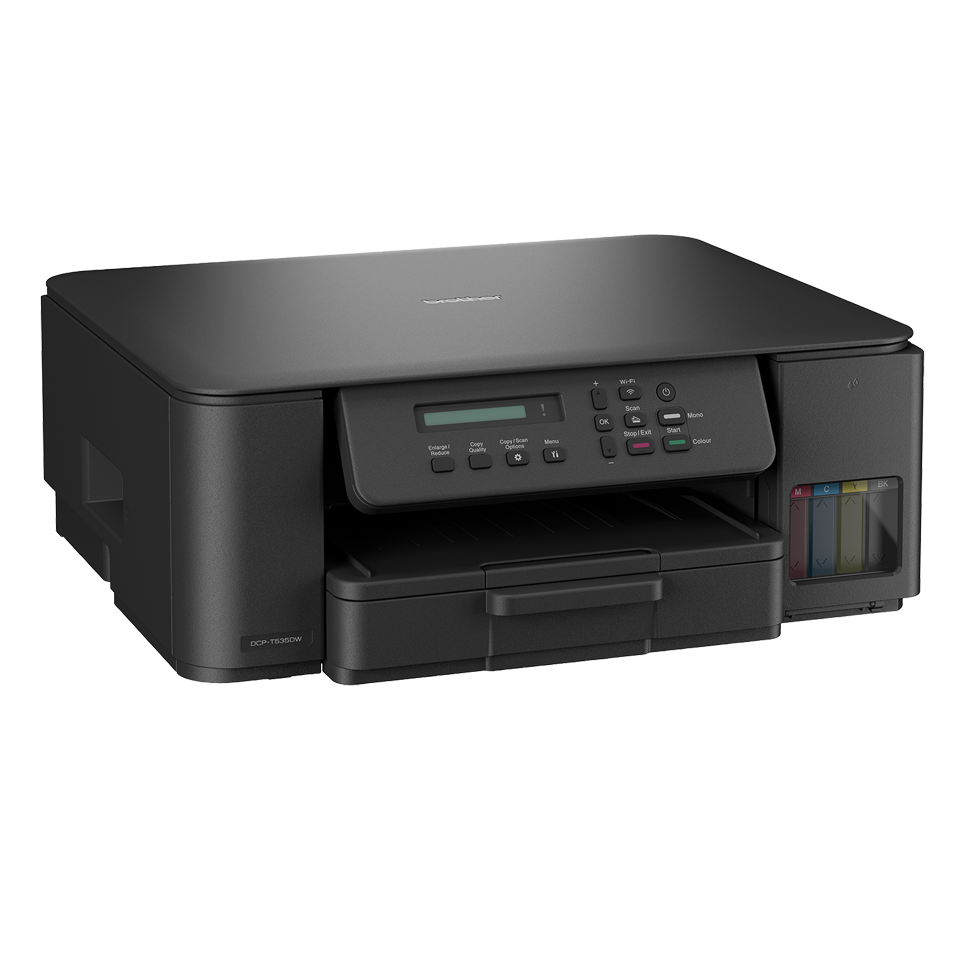 Egy fekete Brother DCP-T535DW nyomtató. Lapos teteje, vezérlőpanelje és nyitott tintapatron területe van. A nyomtató fehér felületen van.
