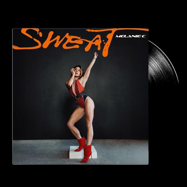 Melanie C in einem rot-schwarzen Badeanzug posiert auf einem weißen Block, Albumcover mit orangefarbenem Text 'SWEAT' und Schallplatte.