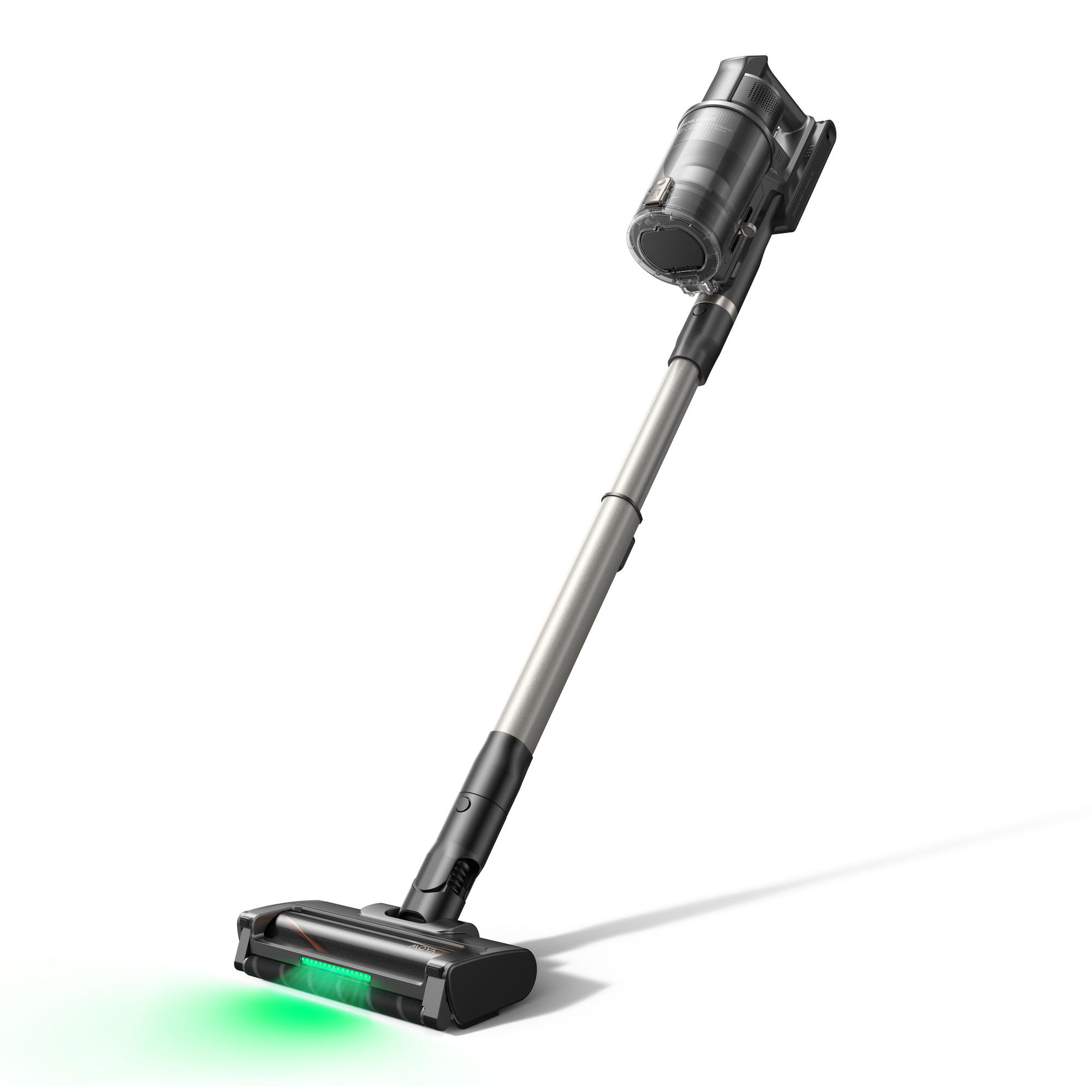Ein kabelloser Staubsauger auf weißem Grund. Er ist silber und schwarz. Der Bürstenkopf hat ein grünes Licht.