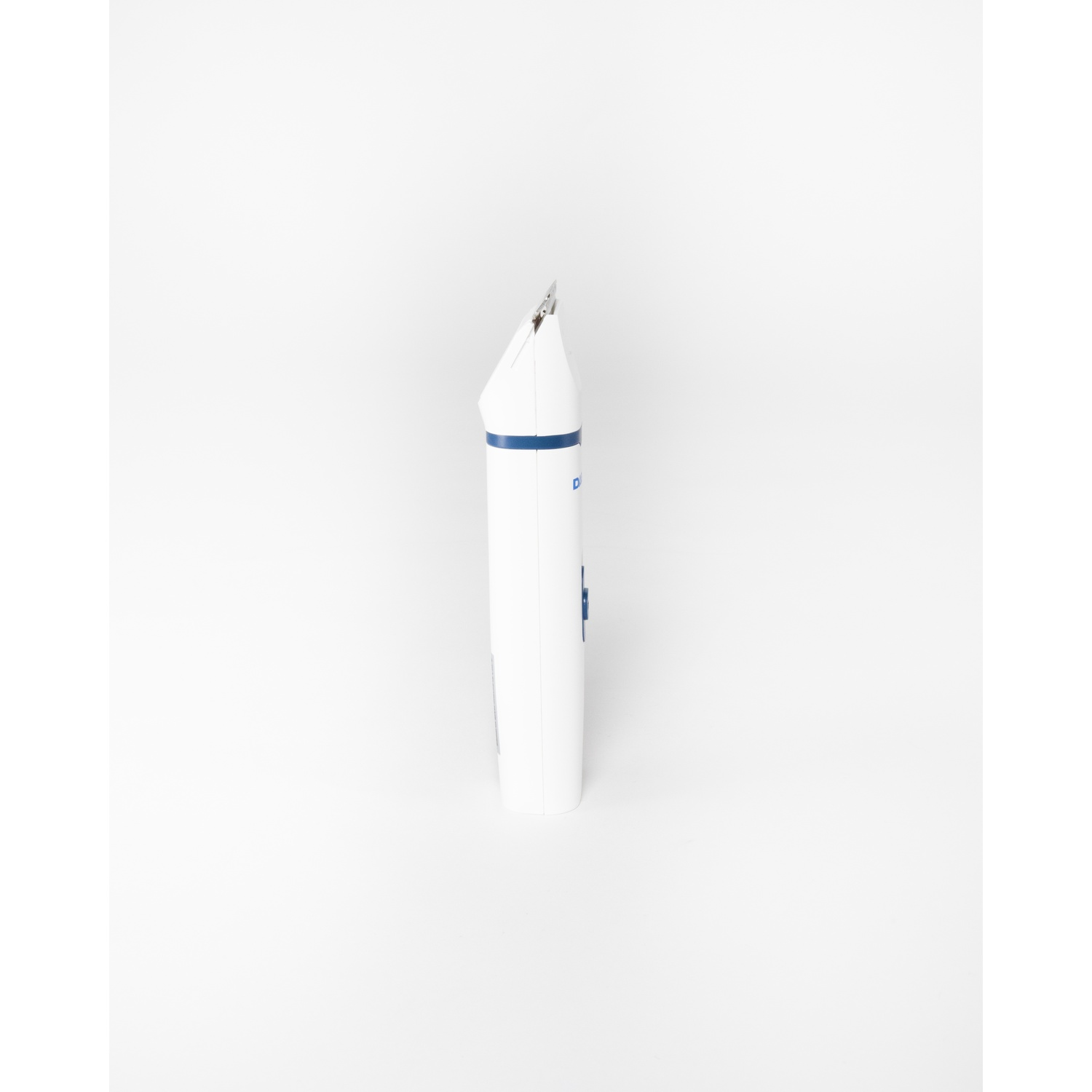 Un tagliacapelli bianco con un dettaglio blu su sfondo bianco. Il tagliacapelli è posizionato verticalmente.