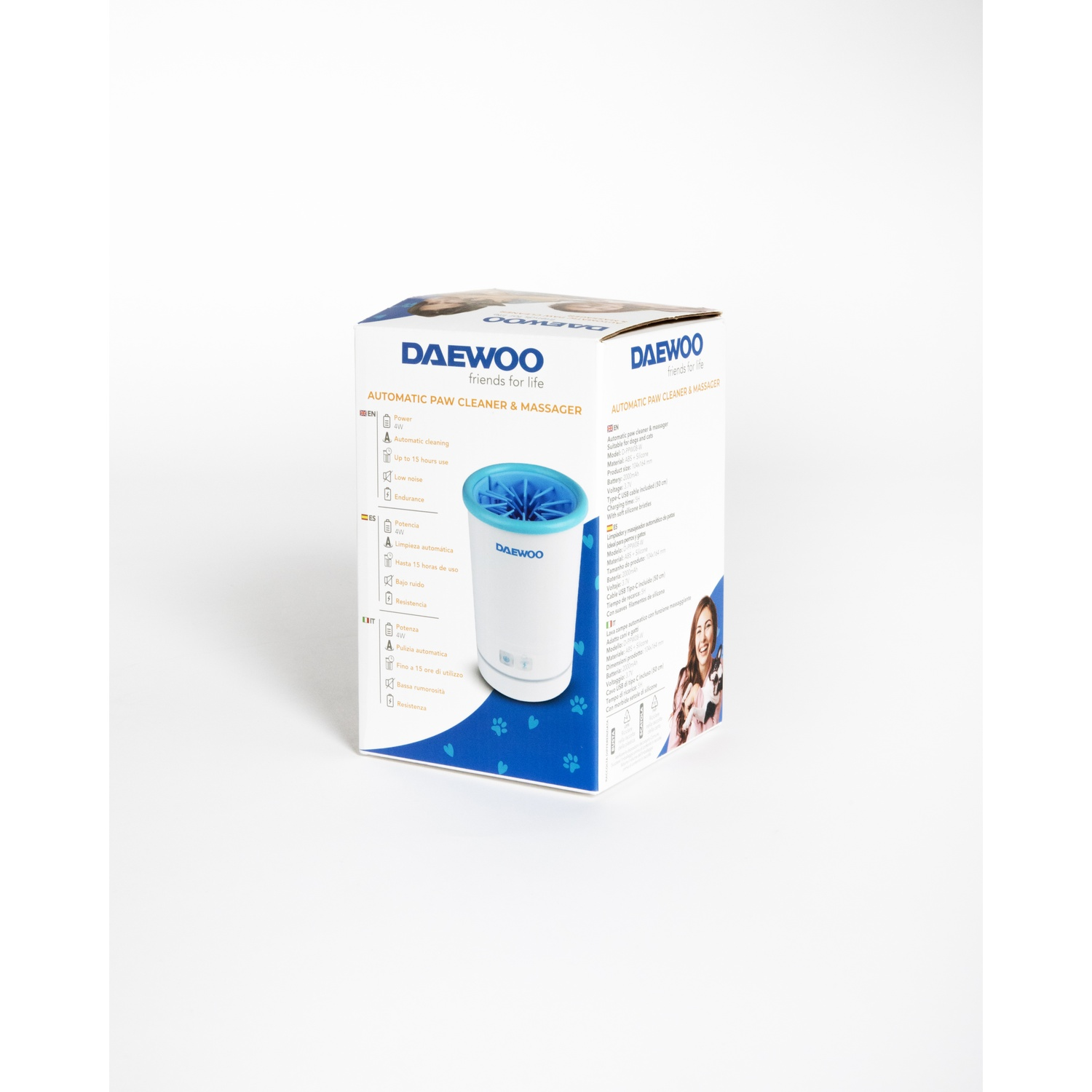 Scatola per la pulizia automatica delle zampe Daewoo. Design bianco e blu. Testo e immagini sulla scatola. Donna e cane sul lato.