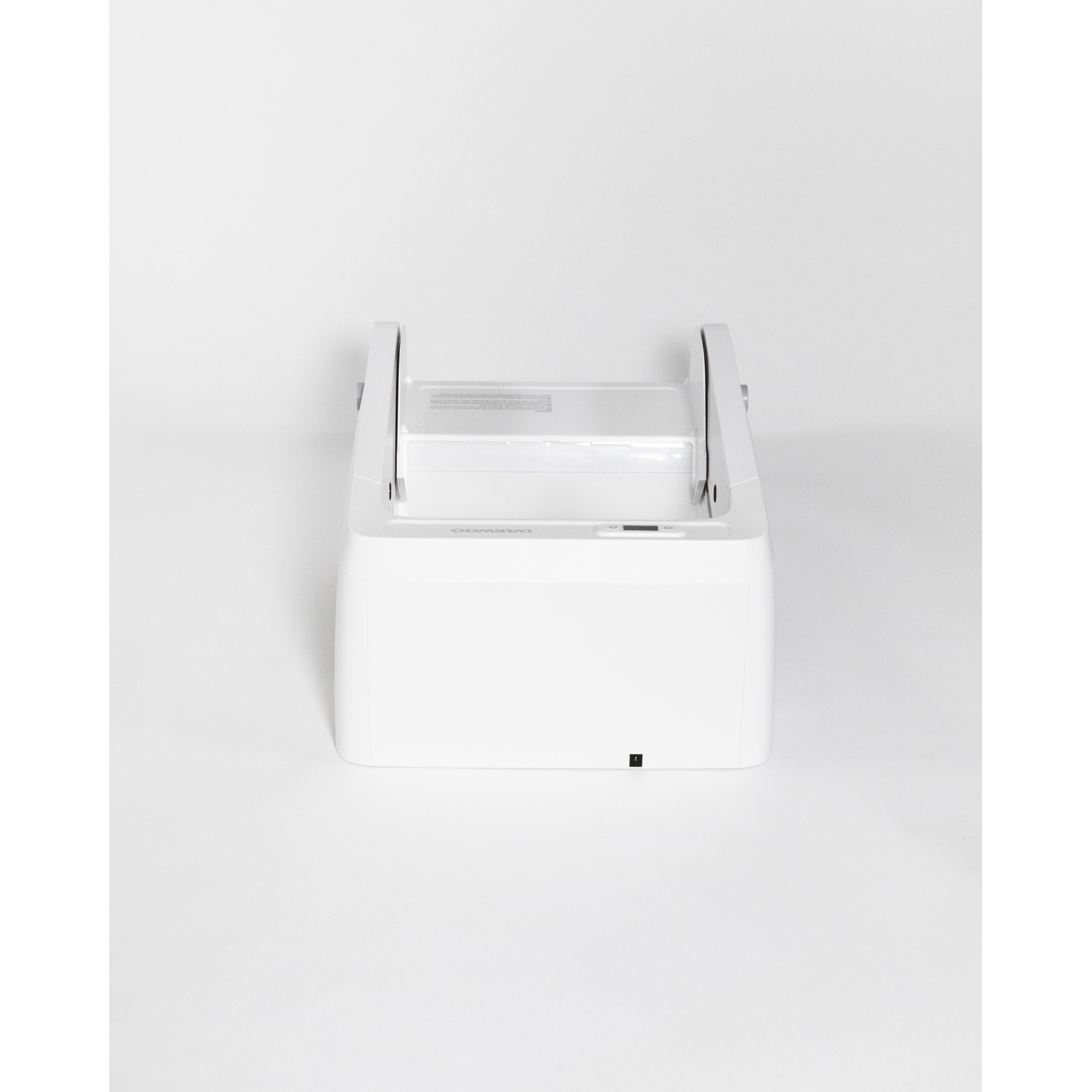 Un elettrodomestico Daewoo bianco è centrato su uno sfondo bianco. Ha una base rettangolare con coperchio e due maniglie.