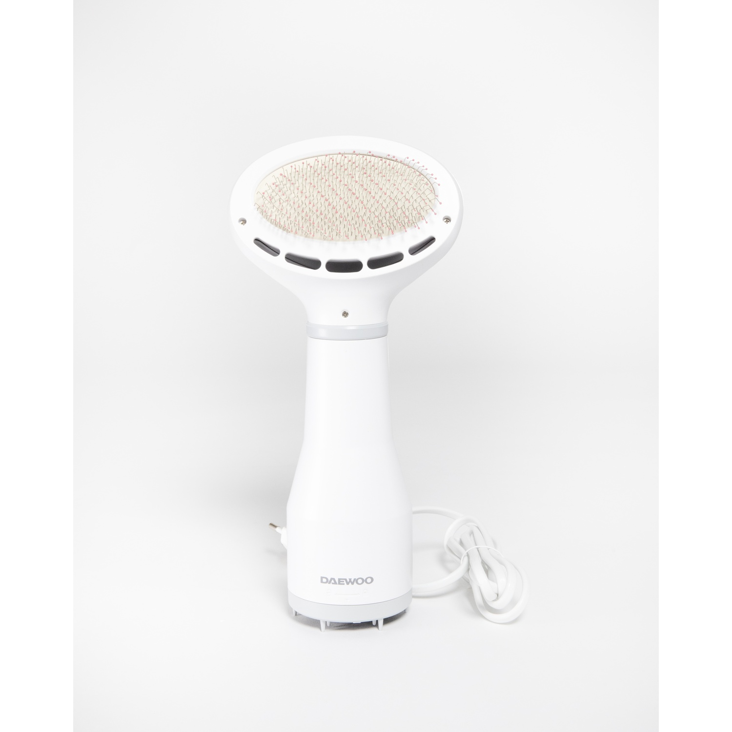 Un vaporizzatore per indumenti Daewoo bianco. Ha una testa arrotondata con piccoli perni, un'impugnatura e un cavo di alimentazione. Si trova su una superficie bianca.