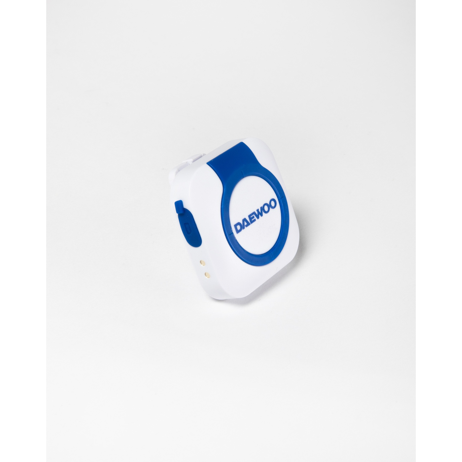 Un dispositivo Daewoo bianco e blu su una superficie bianca. Il dispositivo ha un pulsante e il logo Daewoo.