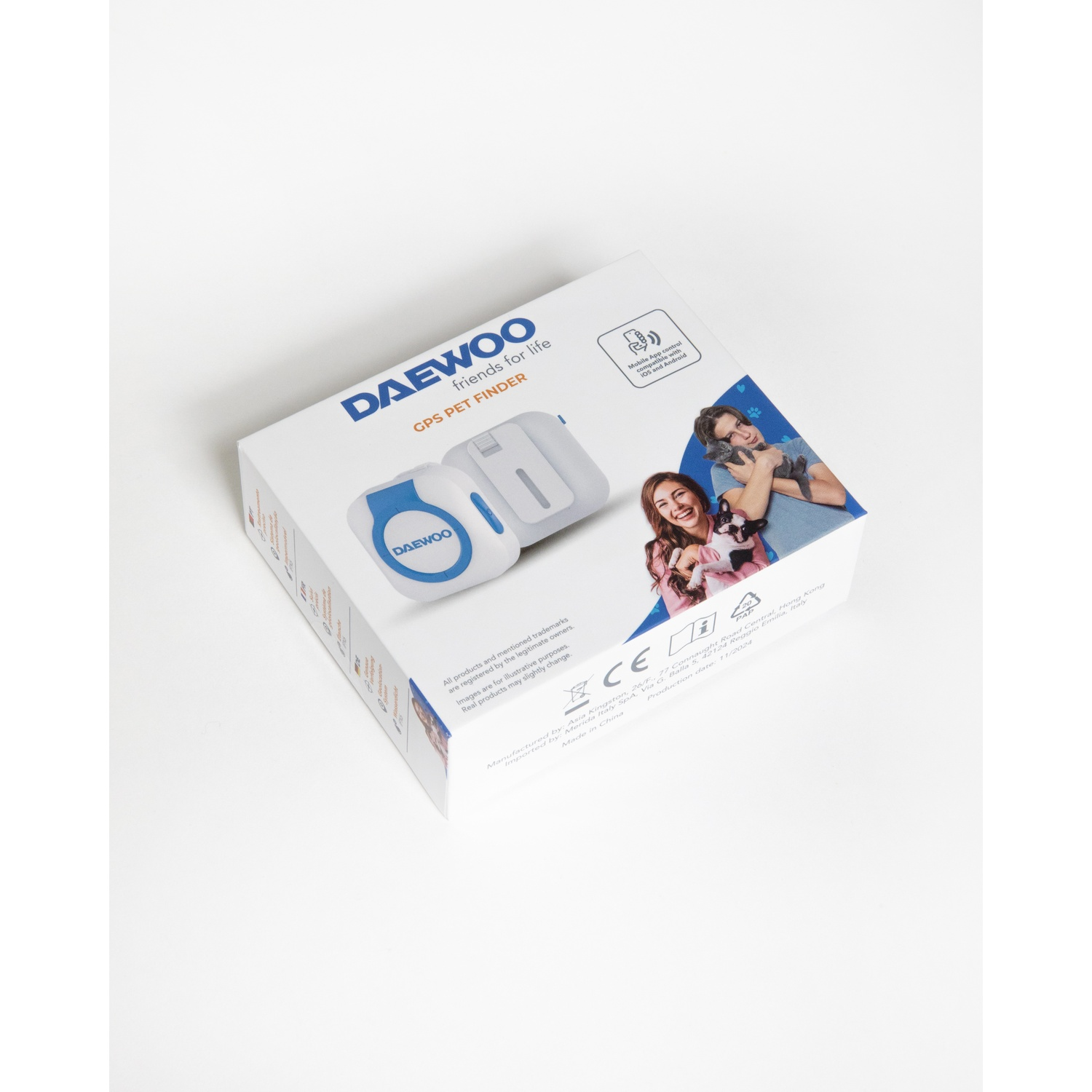Una scatola del localizzatore GPS per animali domestici Daewoo. Presenta immagini di persone con animali domestici. La scatola è bianca con dettagli blu e grigi.
