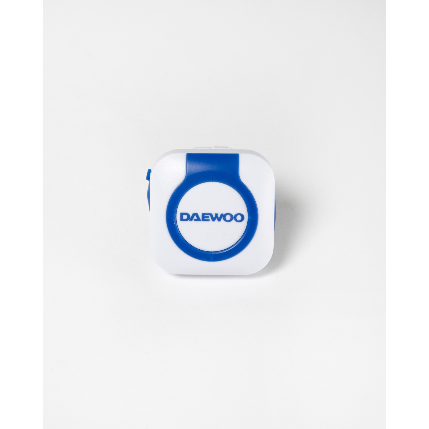 Un dispositivo Daewoo bianco e blu è su una superficie bianca. Il dispositivo è rettangolare con angoli arrotondati e un anello blu.