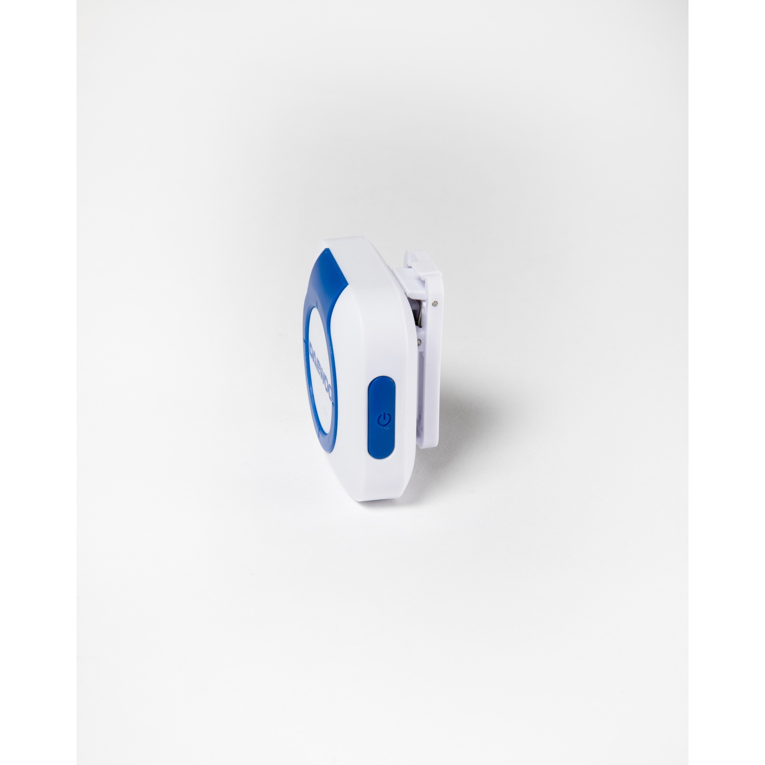 Un dispositivo bianco e blu con clip, pulsante di accensione visibile. Posizionato su superficie bianca.