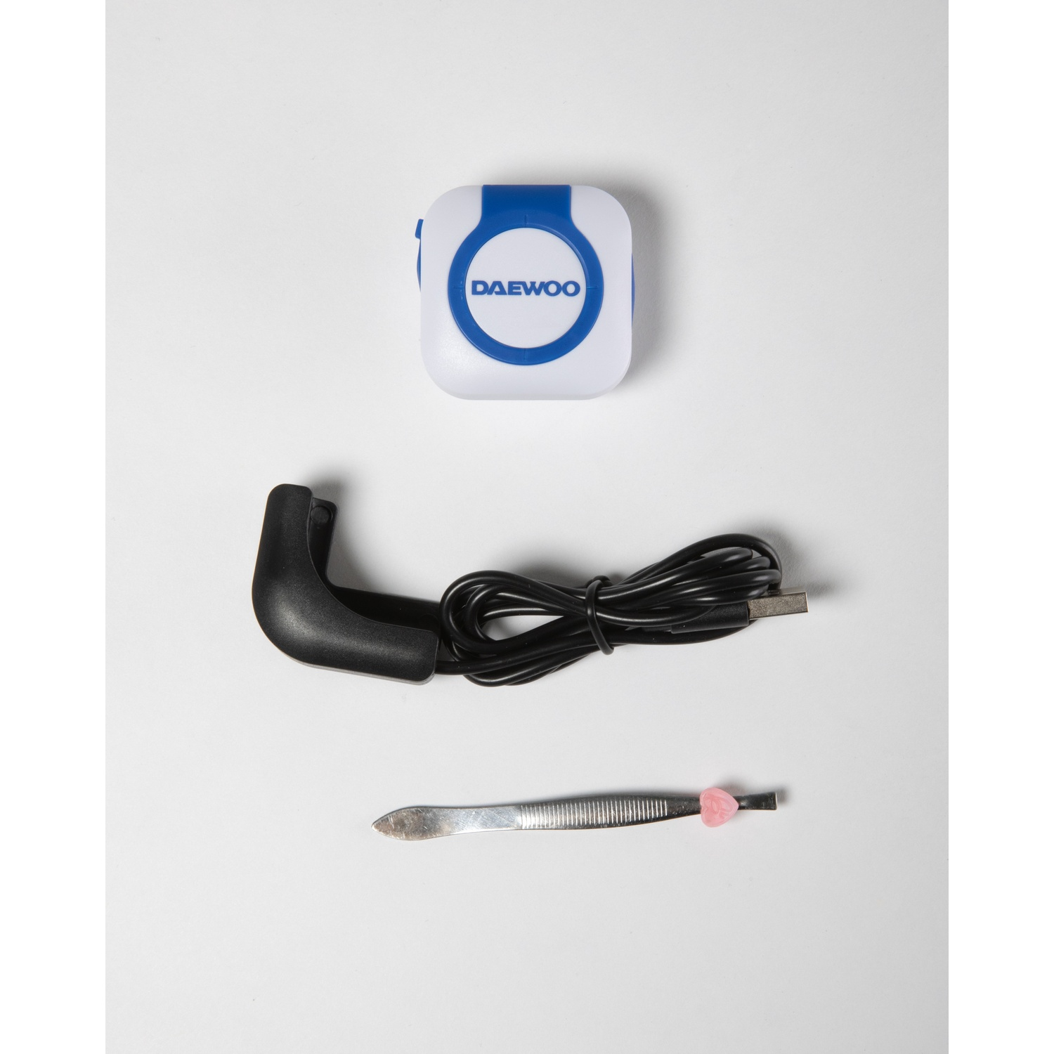 Dispositivo Daewoo bianco e blu, cavo nero, accessorio nero e pinzette con cuore rosa su sfondo bianco.
