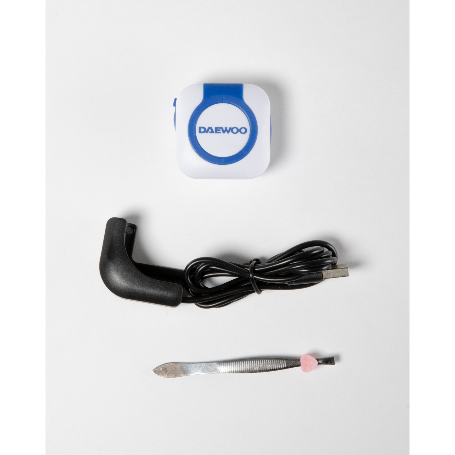 Dispositivo Daewoo bianco e blu, cavo e connettore neri, plastica nera e pinzette con impugnatura rosa su superficie bianca.