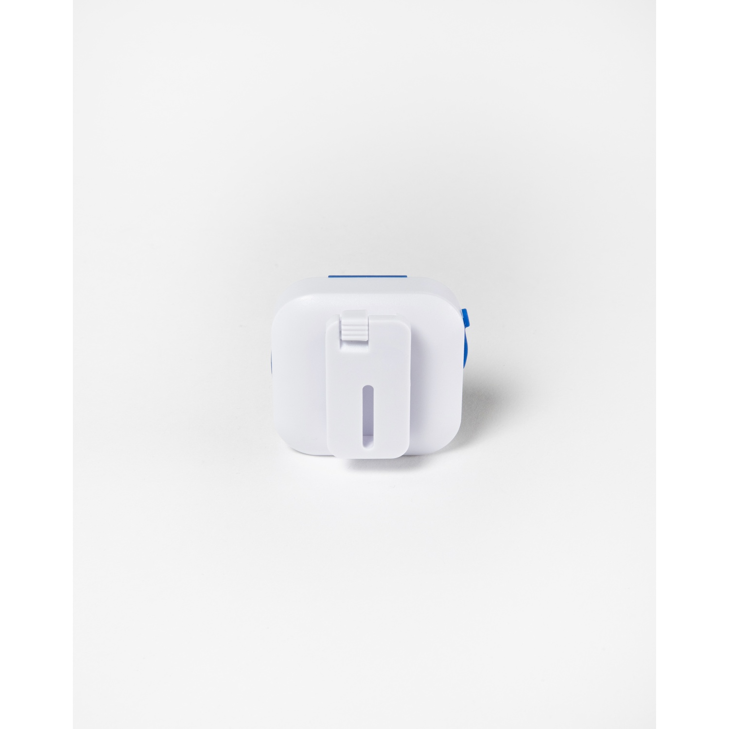 Un dispositivo bianco e quadrato con un accento blu e una clip sul retro, su sfondo bianco.
