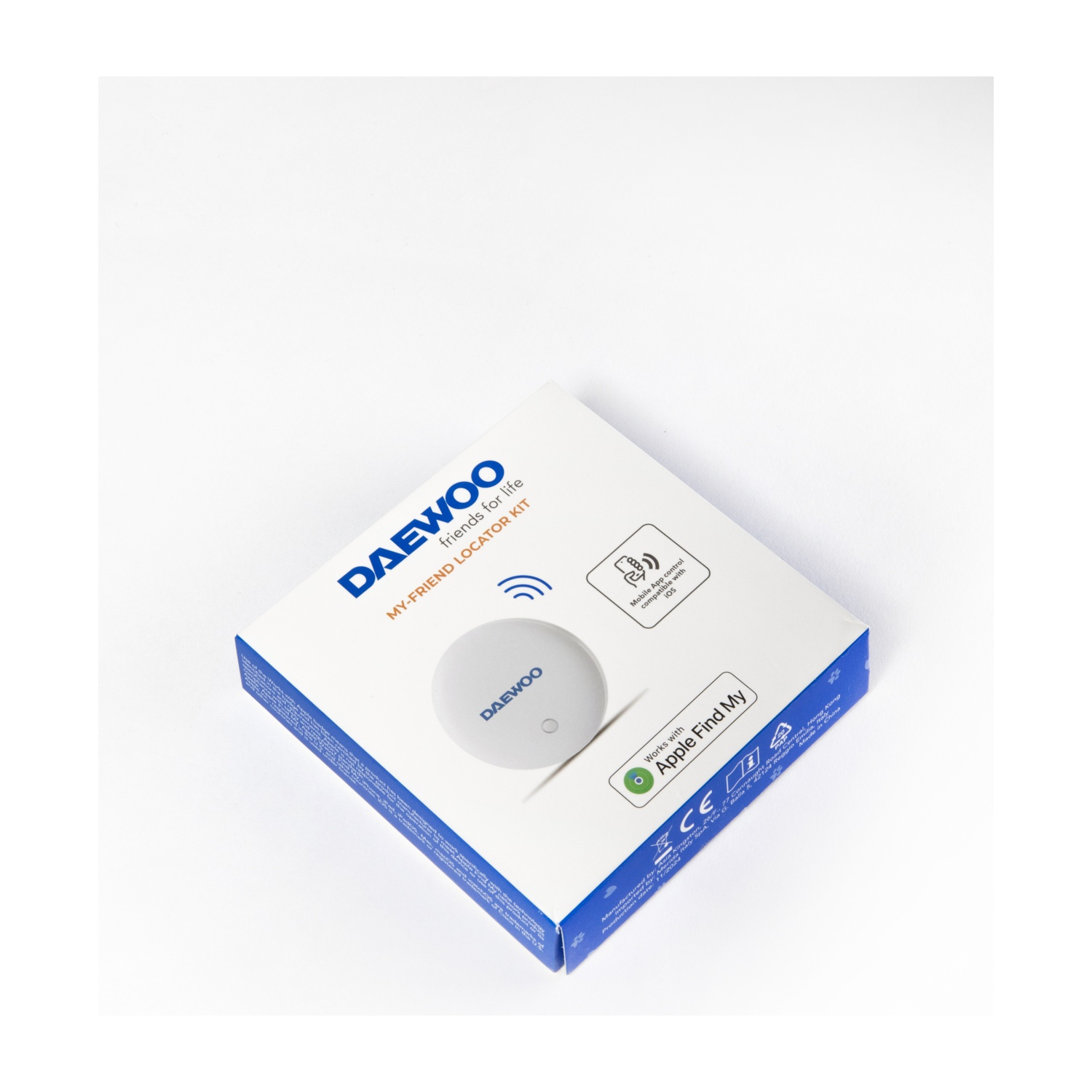 Una scatola bianca Daewoo My-Friend Locator Kit è angolata su una superficie bianca. La scatola ha dettagli blu, un tracker rotondo e il logo Apple Find My.