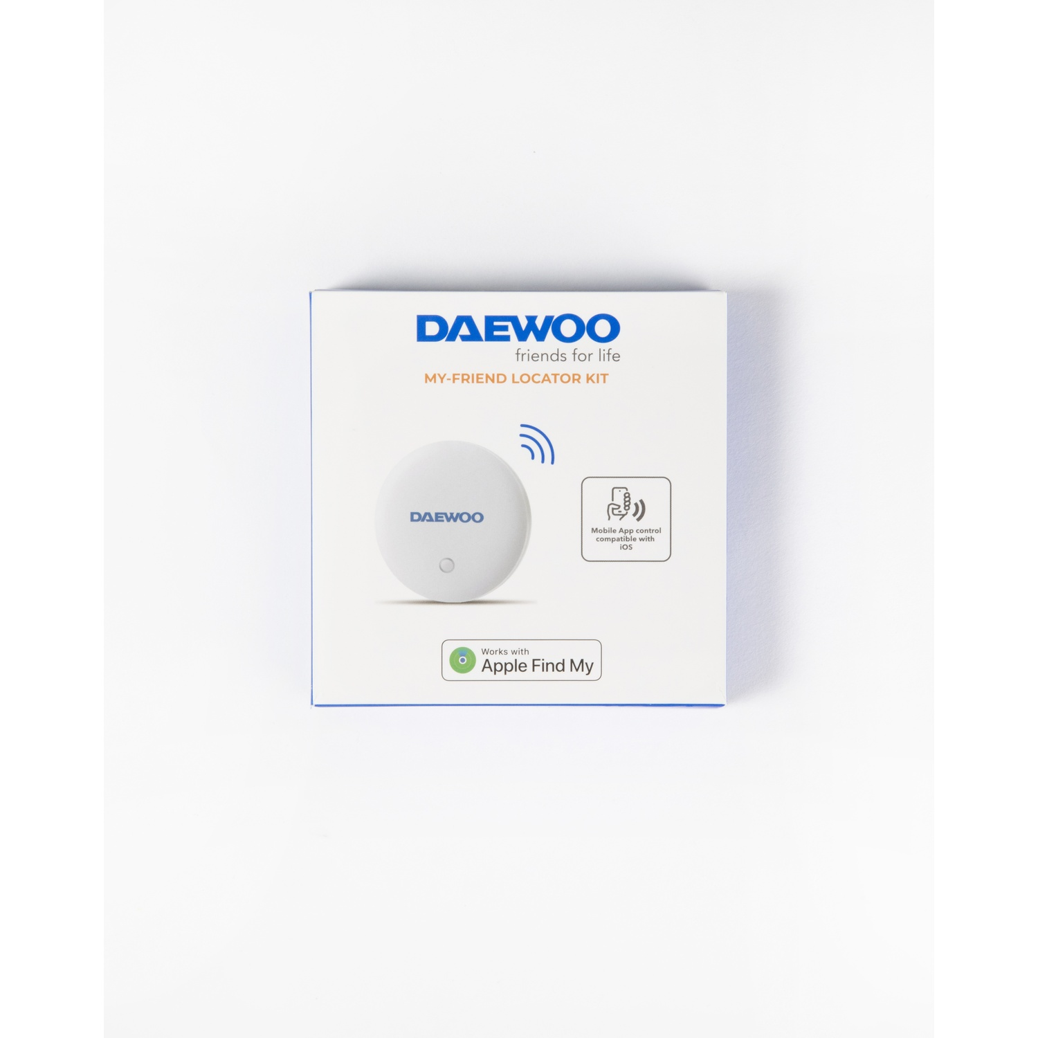 Una scatola di prodotto Daewoo bianca. Mostra un dispositivo bianco rotondo con un logo e testo. Dice 'MY-FRIEND LOCATOR KIT' e 'Apple Find My'.