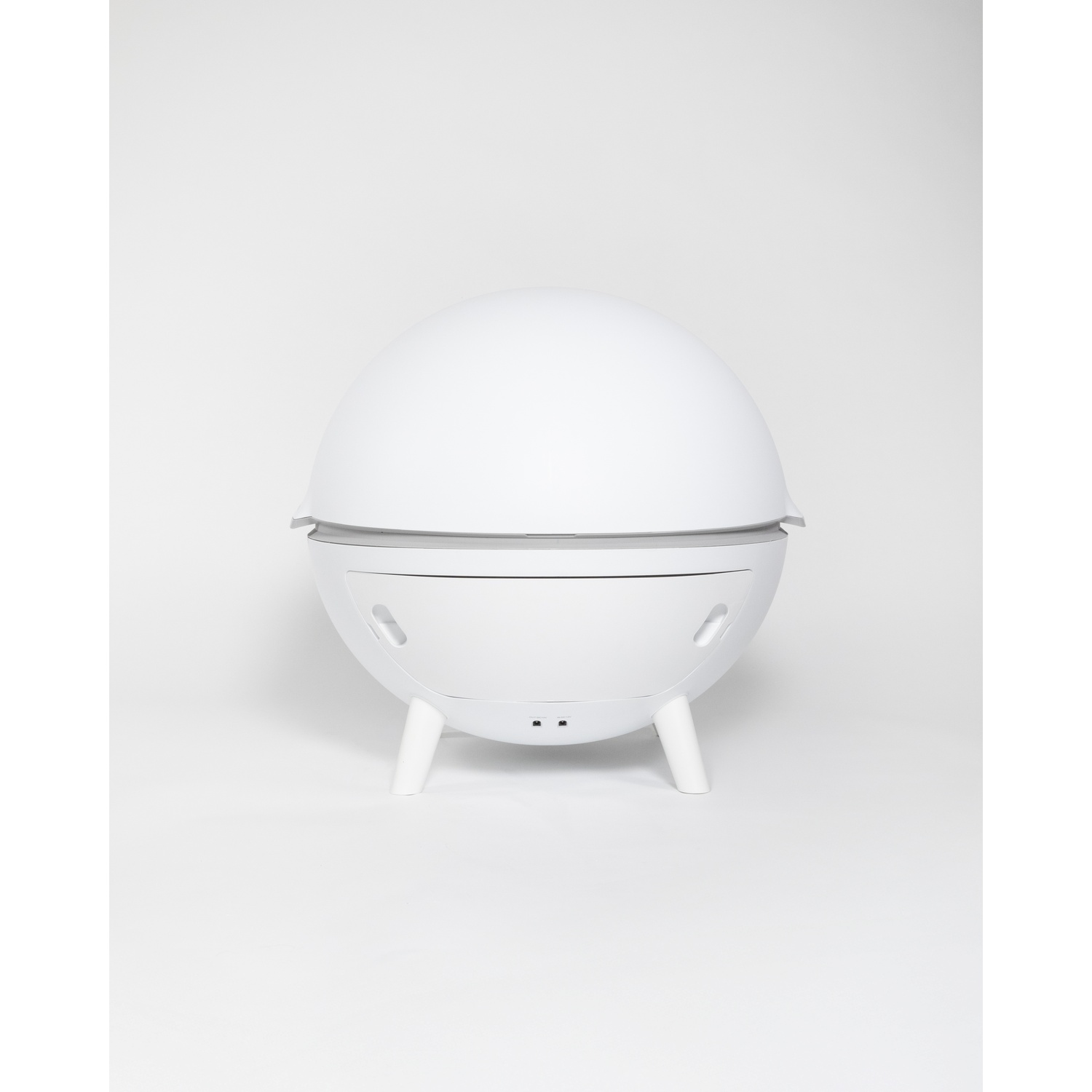 Un dispositivo bianco e sferico con base piatta e tre gambe, su sfondo bianco.