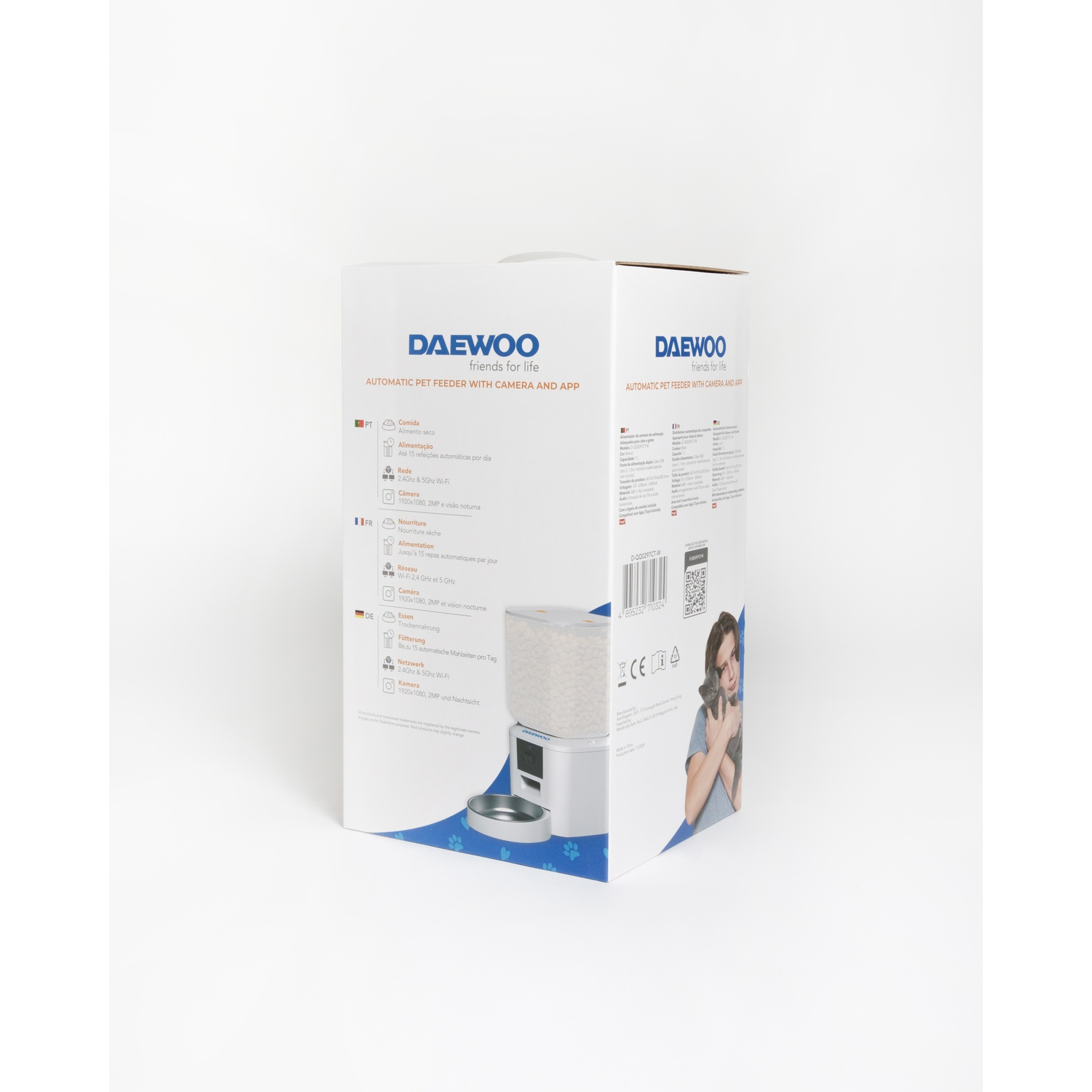 Scatola dell'alimentatore automatico Daewoo. Mostra dettagli, persona con gatto e logo Daewoo.