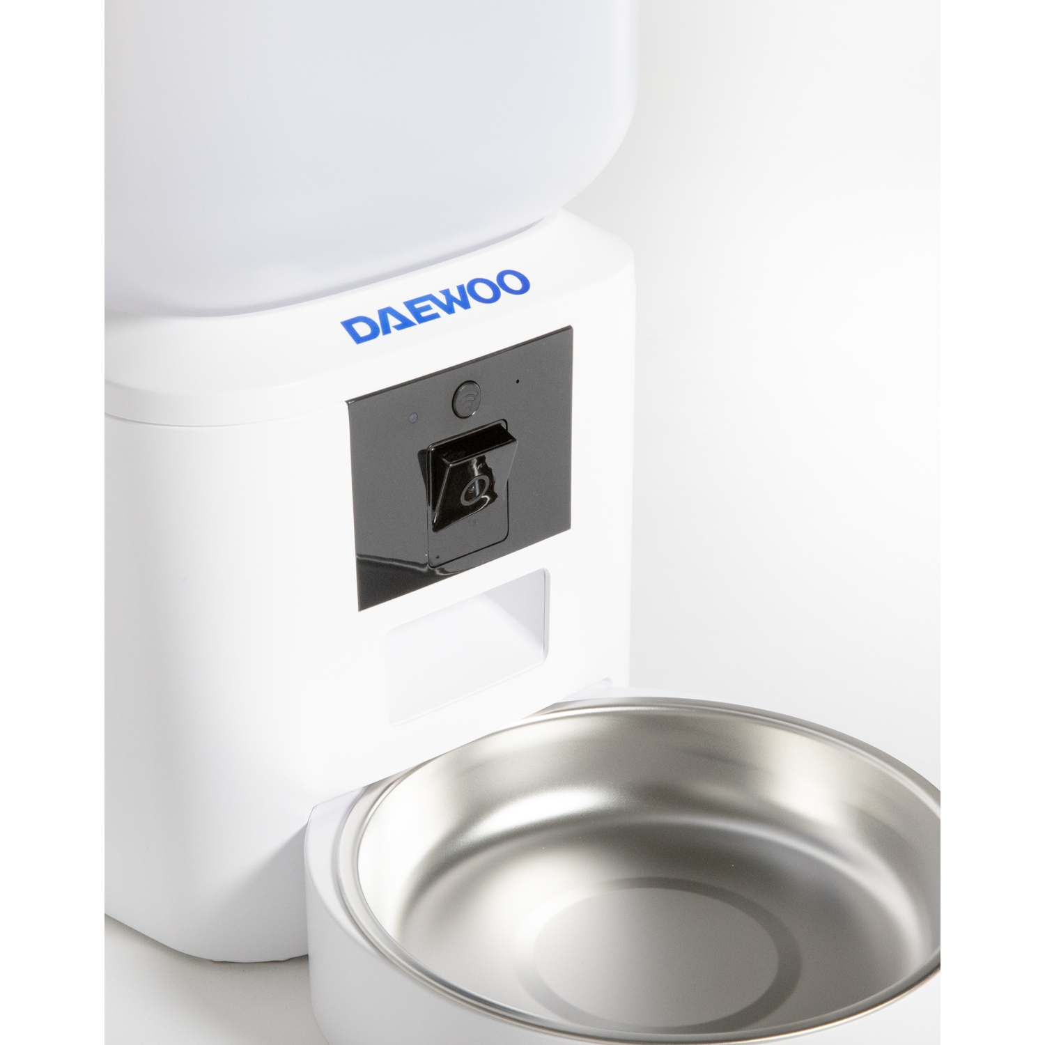 Mangiatoia per animali domestici Daewoo bianca con ciotola in acciaio inossidabile. Pannello di controllo nero. Logo Daewoo blu sul corpo. Isolato su sfondo bianco.