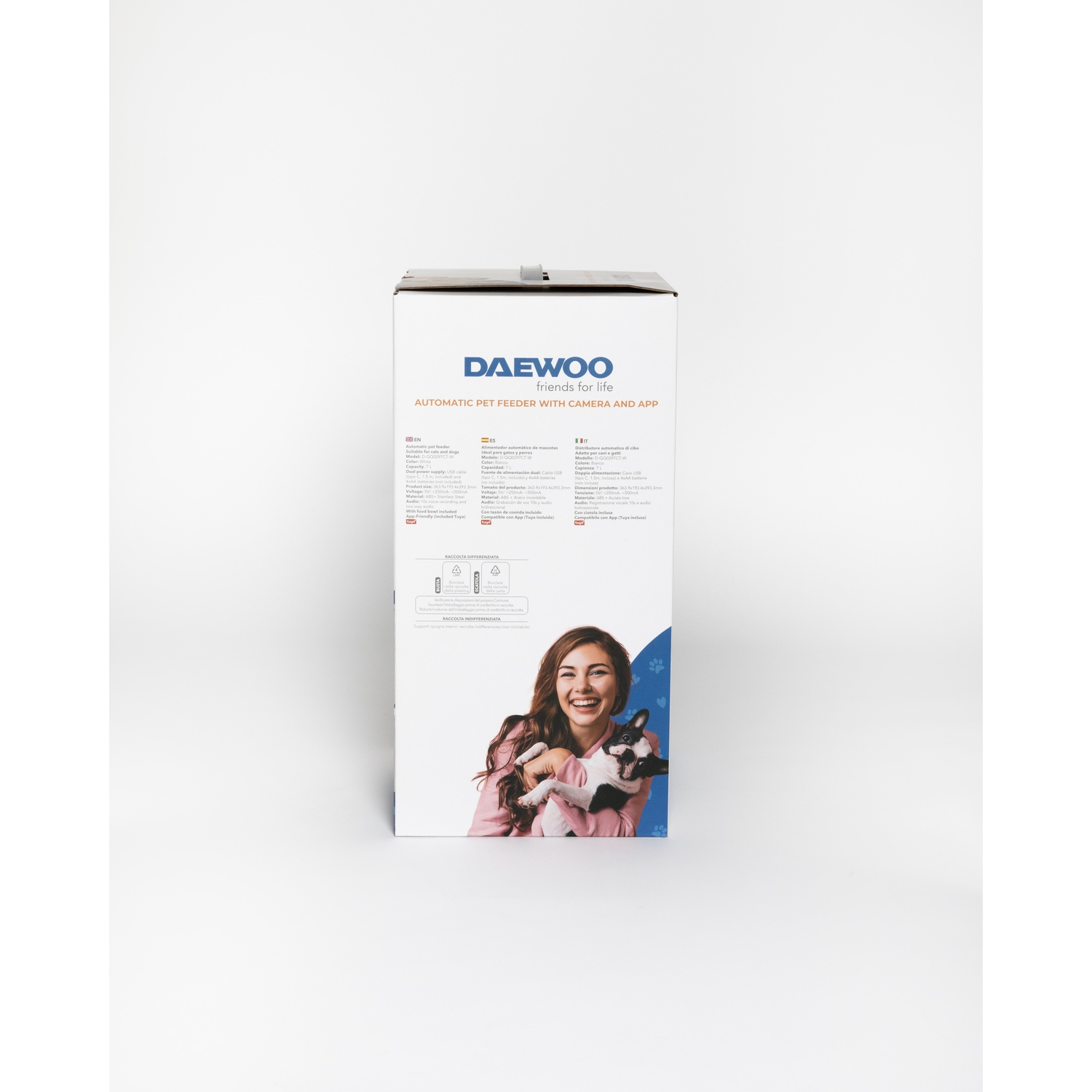 Scatola dell'alimentatore per animali domestici Daewoo. Una donna tiene un cane. Testo in più lingue.
