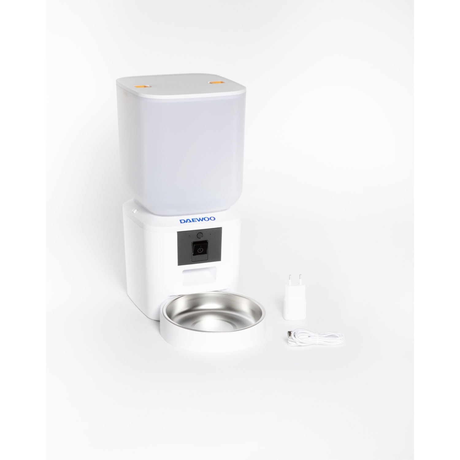 Un distributore di cibo per animali Daewoo bianco con ciotola, adattatore di alimentazione e cavo USB su una superficie bianca. Il distributore è rettangolare.