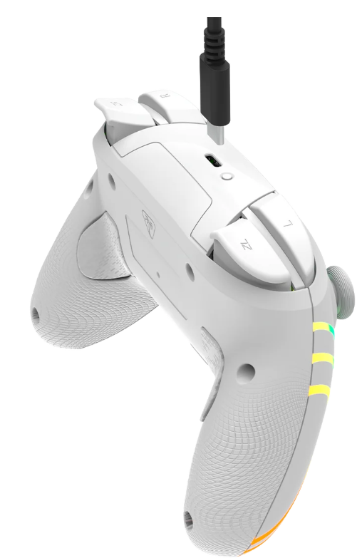 Ein weißer Gamecontroller mit einem schwarzen USB-C-Kabel. Der Controller hat Tasten und strukturierte Griffe.