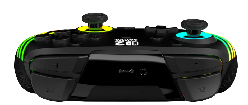 Schwarzer Nintendo Switch Controller. Mit Joysticks, Knöpfen und leuchtenden Lichtakzenten. Die Unterseite hat Anschlüsse.
