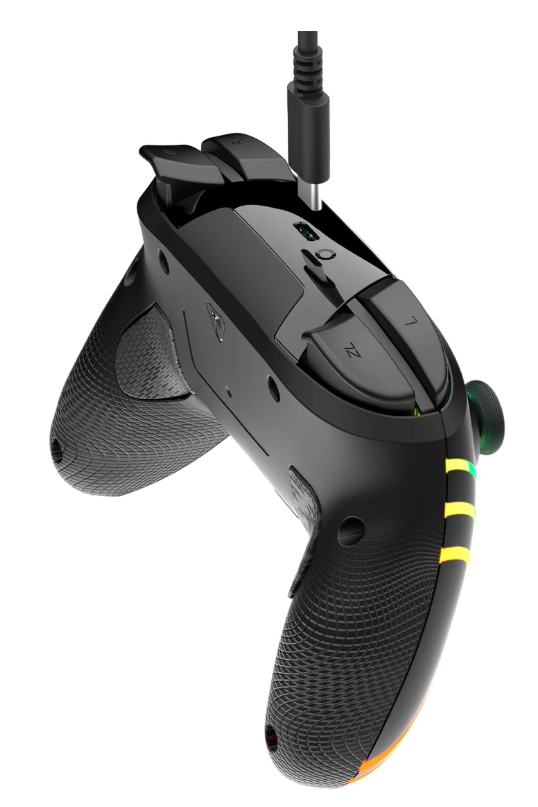 Schwarzer Gaming-Controller mit Ladekabel. Er hat Knöpfe, Griffe und Lichter. Der Controller ist aus einer hohen Perspektive abgewinkelt.