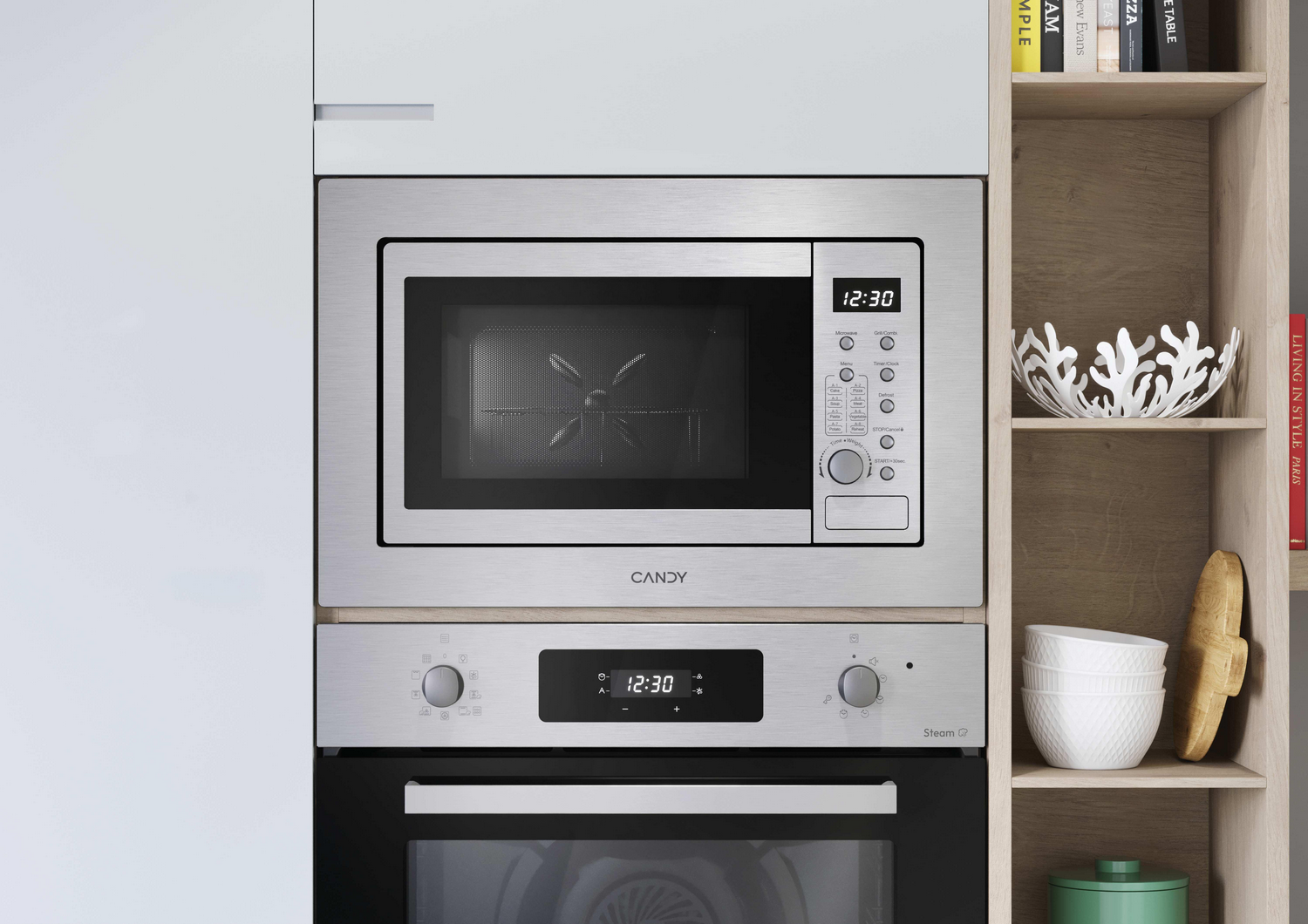 Un juego de electrodomésticos de cocina con microondas y horno. A la derecha, una estantería de madera con cuencos y libros.