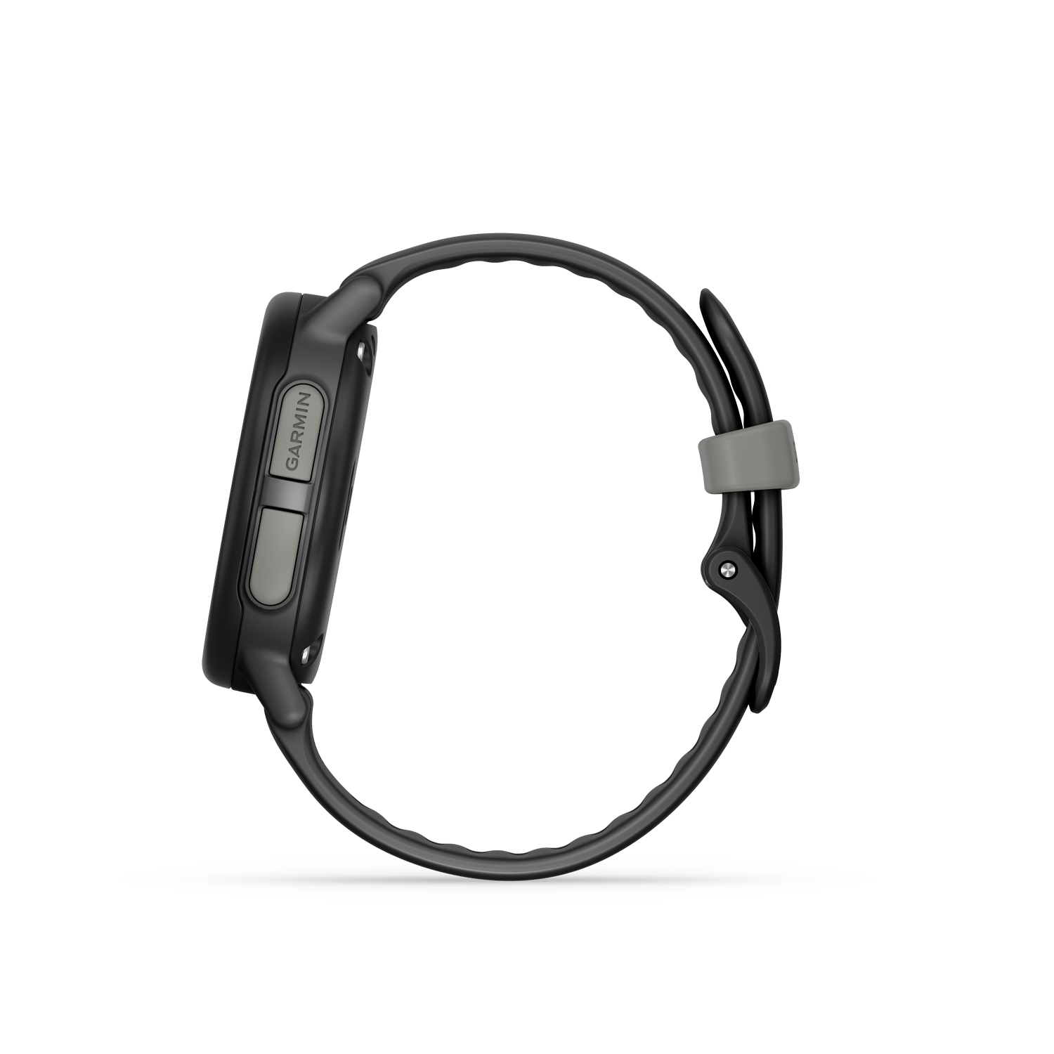 Un reloj inteligente Garmin negro con un cierre de correa gris sobre un fondo gris. El reloj está enfocado, con el logotipo de Garmin visible.