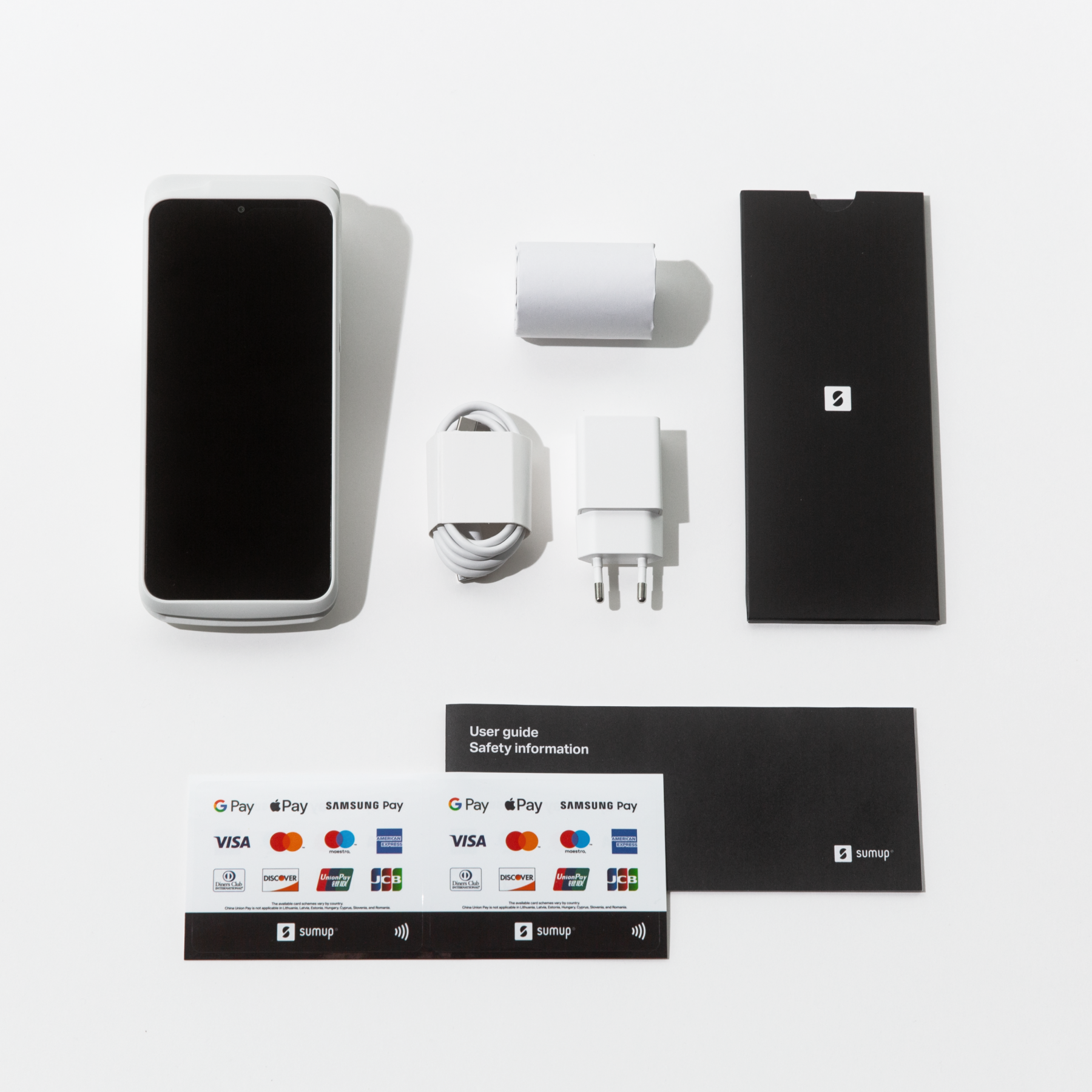 Un smartphone, cargador y documentos con logotipos de pago sobre una superficie blanca.