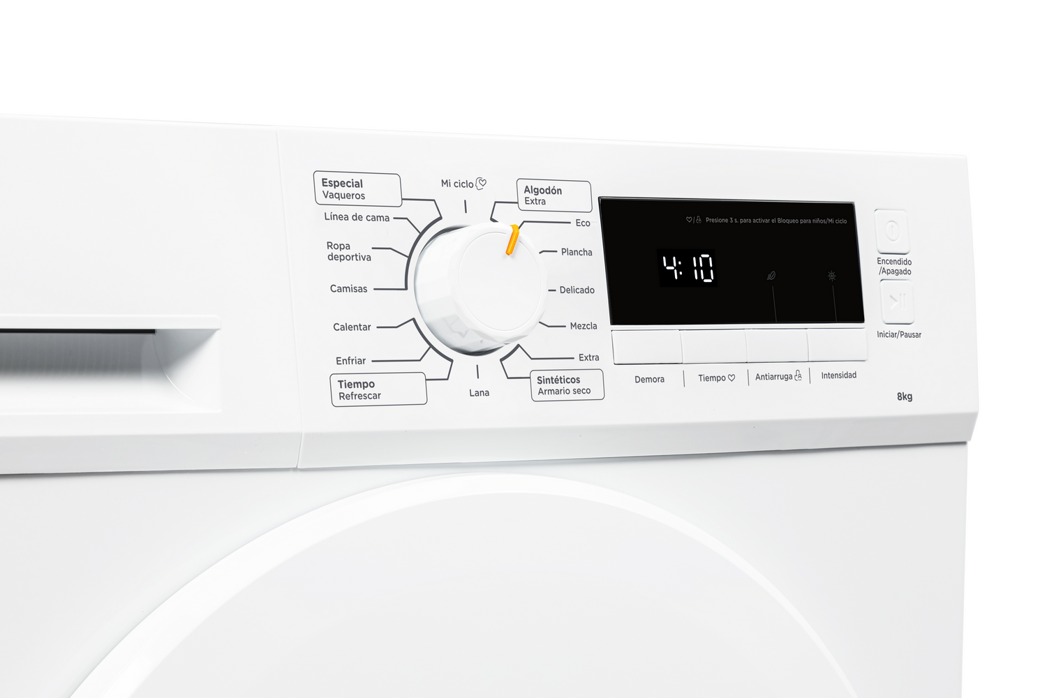 Panel de control de lavadora blanca con dial, pantalla 4:10 y botones para diferentes ciclos de lavado.
