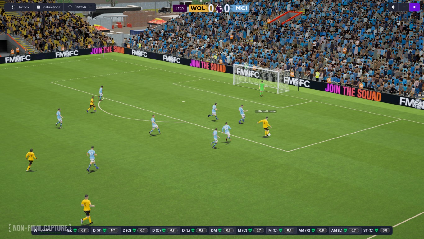 Mecz piłki nożnej w toku. Zawodnicy w jasnoniebieskich i żółtych strojach na zielonym boisku. Tłum w tle.