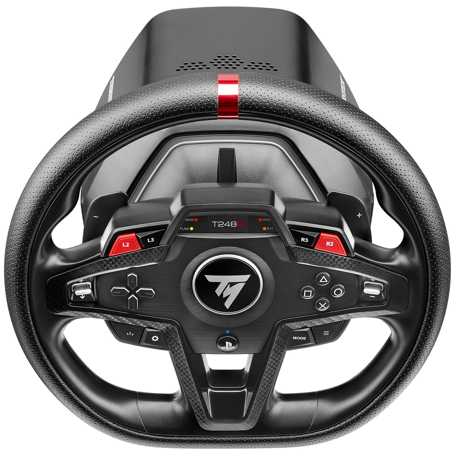 Un volant de course noir avec des accents rouges. Il comporte des boutons, des cadrans et le logo de la marque au centre. Poignée en cuir perforé.