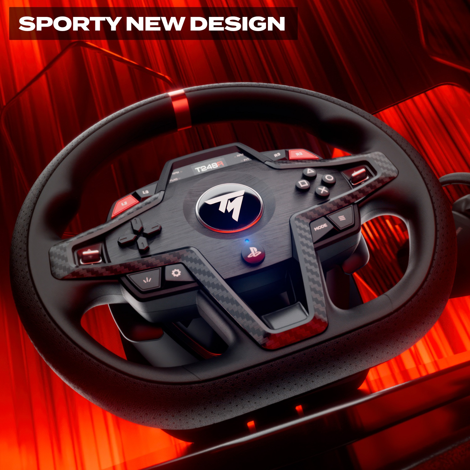 Gros plan d'un volant de course noir et rouge avec des boutons, un logo et des accents en fibre de carbone. Le fond est rouge.