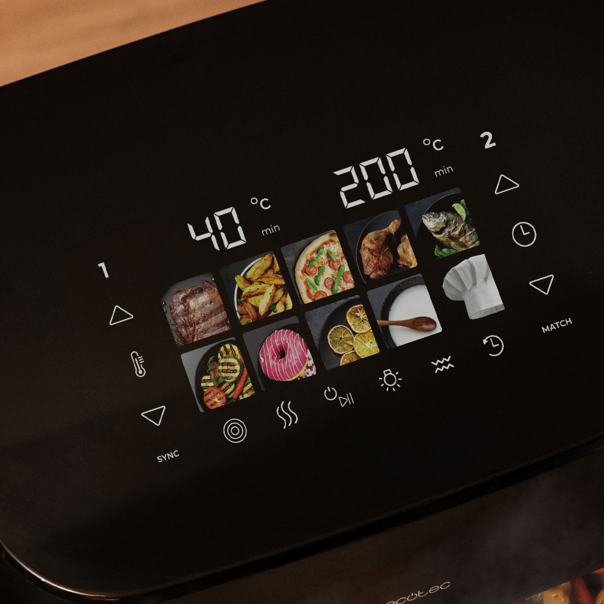 Primer plano del panel de control de una freidora de aire negra. Muestra números digitales, iconos de comida y botones de control. Se muestra la temperatura y el tiempo.