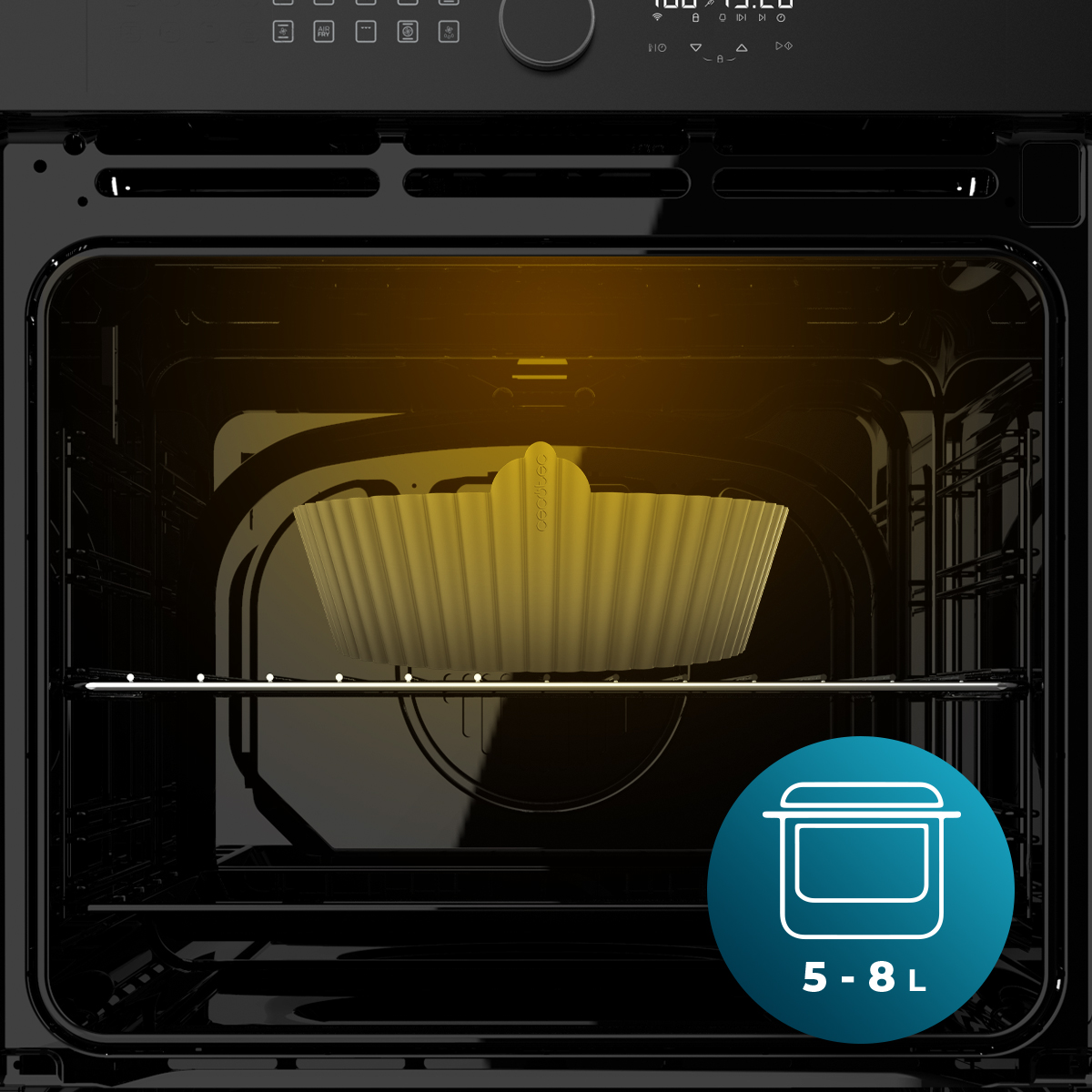 Dentro de un horno negro, un molde para hornear amarillo claro se encuentra en una rejilla. La puerta del horno está abierta e iluminada. Un círculo azul muestra 5-8L.