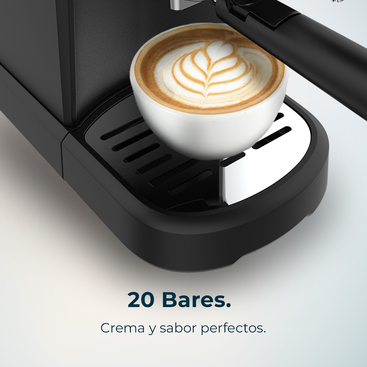 Una cafetera con una taza de café con arte latte. La máquina es negra y el café tiene un diseño blanco y espumoso.