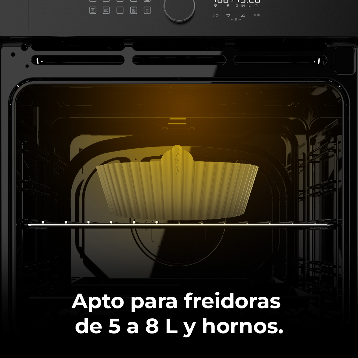 Dentro de un horno negro, un molde de silicona amarillo para hornear está sobre una rejilla. El texto en la parte inferior dice: "Apto para freidoras de 5 a 8 L y hornos".
