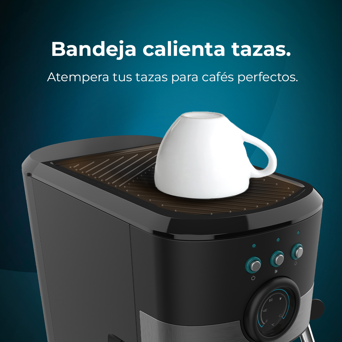 Una taza de café blanca sobre un calentador de una cafetera negra. La máquina tiene botones y un indicador de temperatura, con texto arriba.
