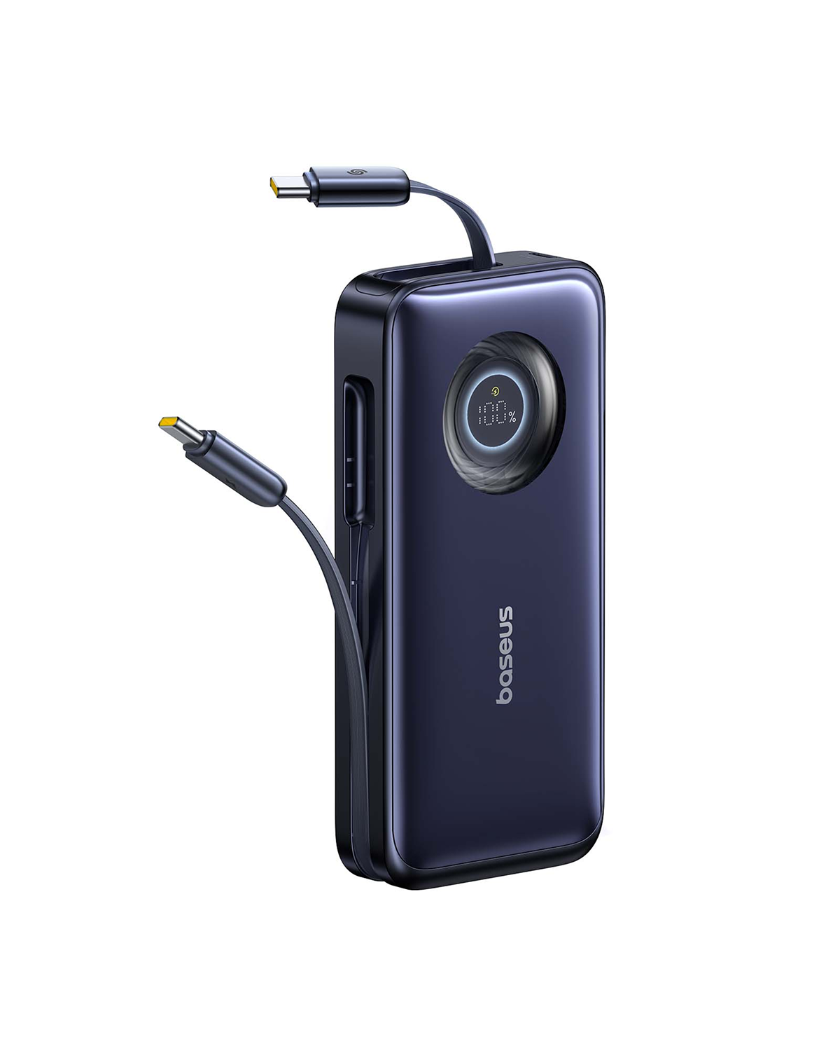Un power bank Baseus azul oscuro con cables adjuntos. Tiene una pantalla digital que muestra el 100% y el nombre de la marca.