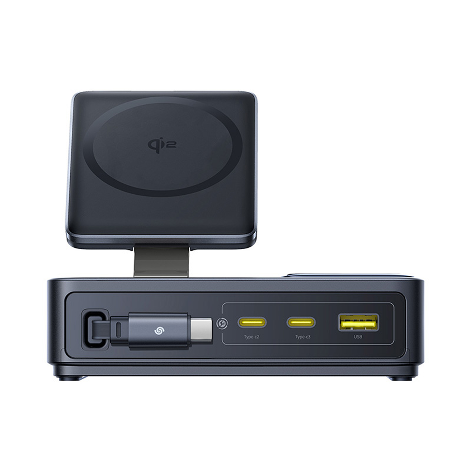 Una estación de carga negra con una plataforma de carga inalámbrica encima, un cable USB-C insertado y puertos USB.