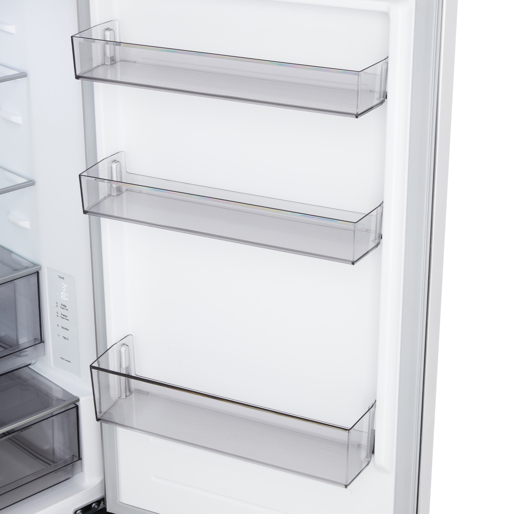 Interior de refrigerador abierto con estantes y cajones de plástico transparente. Interior y marco de la puerta blancos. Pantalla digital.