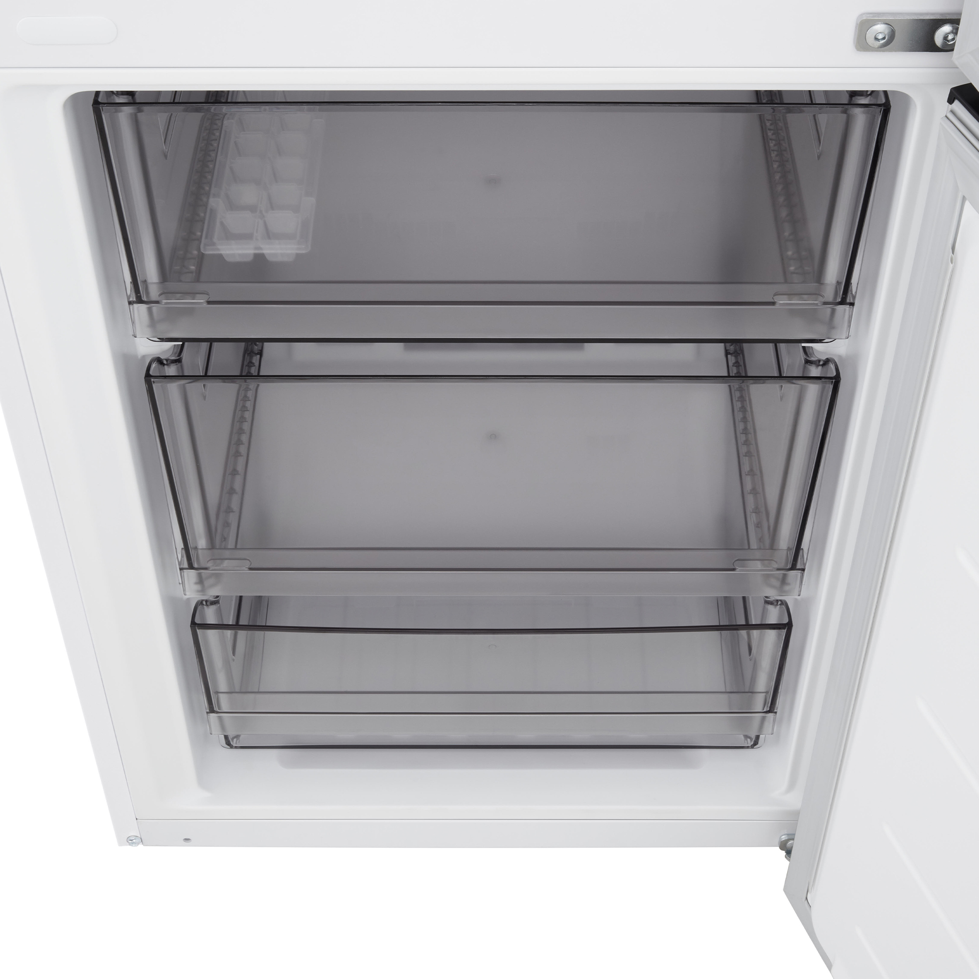 Dentro de un refrigerador, se ven tres cajones transparentes. Una cubitera está en el cajón superior.