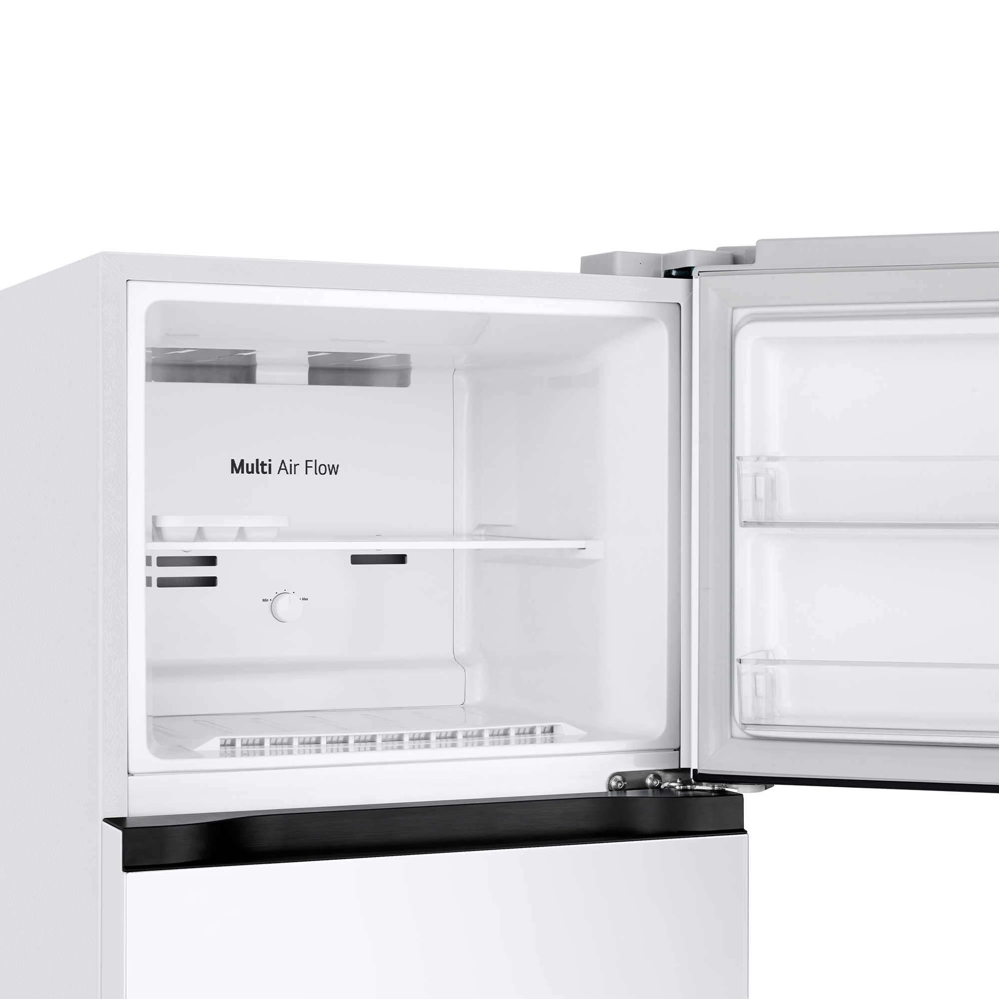 Refrigerador blanco abierto que muestra el interior con estantes y controles. La puerta está entreabierta. Ribete negro en la parte inferior.