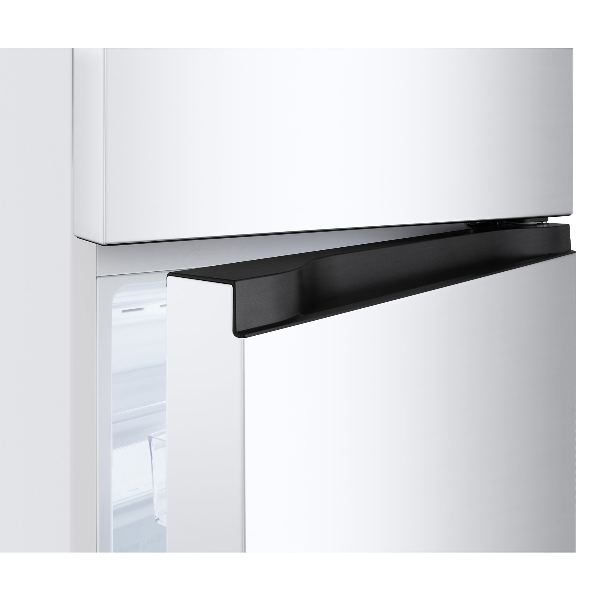 Primer plano de un refrigerador blanco con un asa negra. La puerta del refrigerador está abierta, revelando el interior.