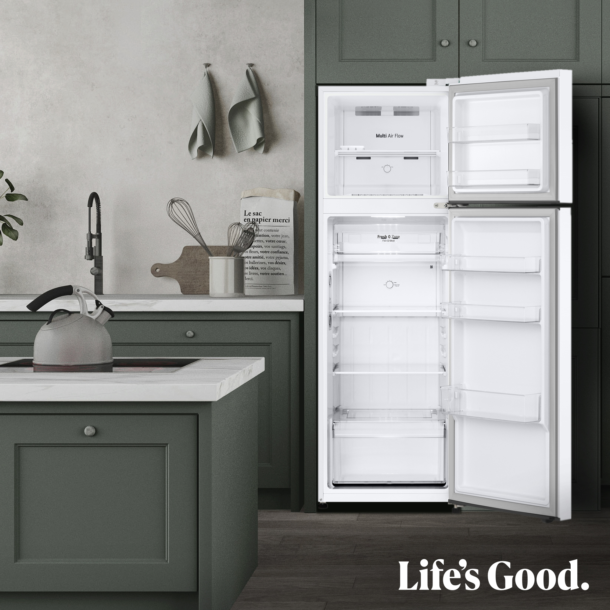 Refrigerador blanco abierto en una cocina. Una tetera, utensilios y una bolsa de papel están en la encimera.