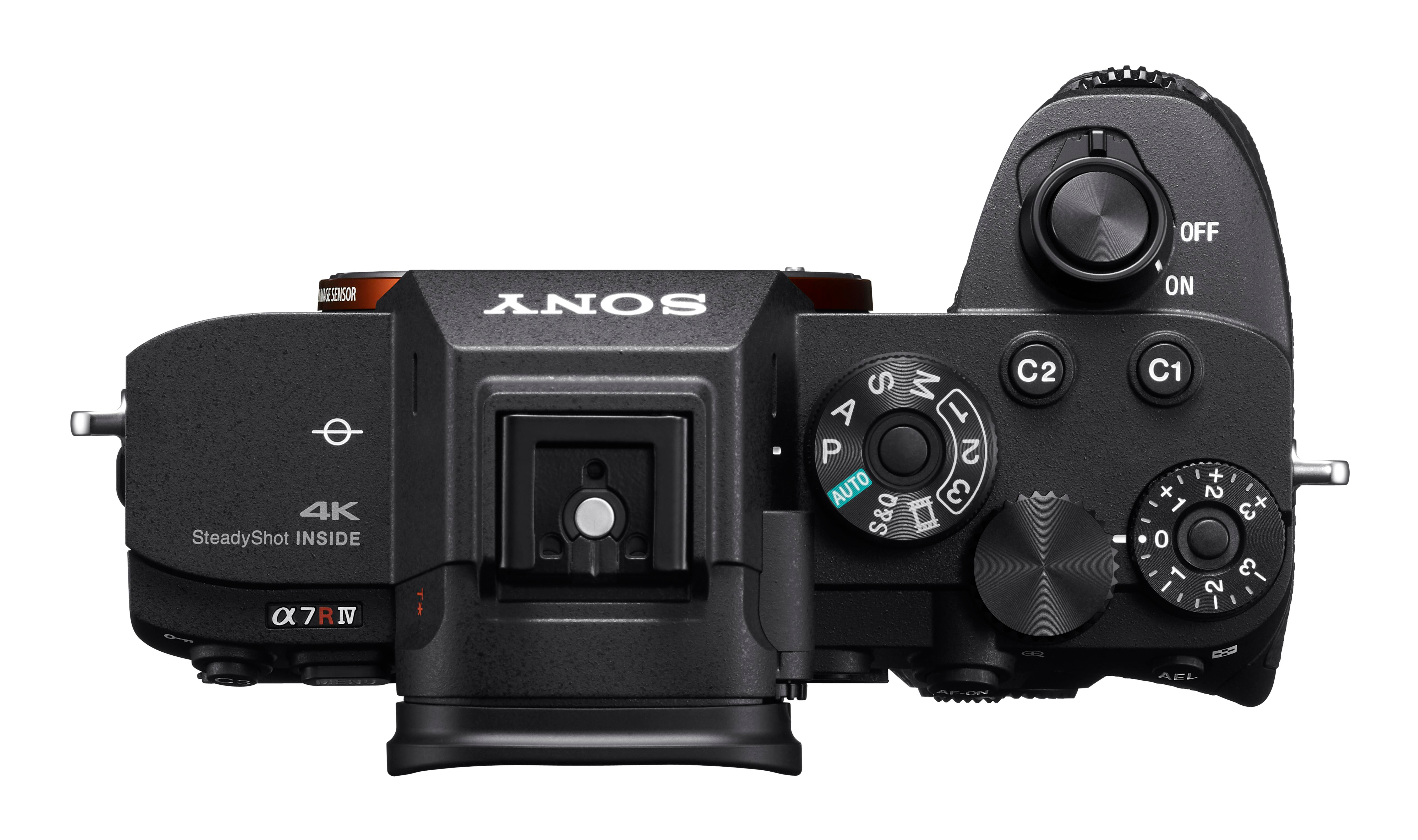 Draufsicht auf eine schwarze Sony Alpha Kamera. Sie hat verschiedene Räder, Knöpfe und einen Blitzschuh. Die Kamera ist vor weißem Hintergrund.
