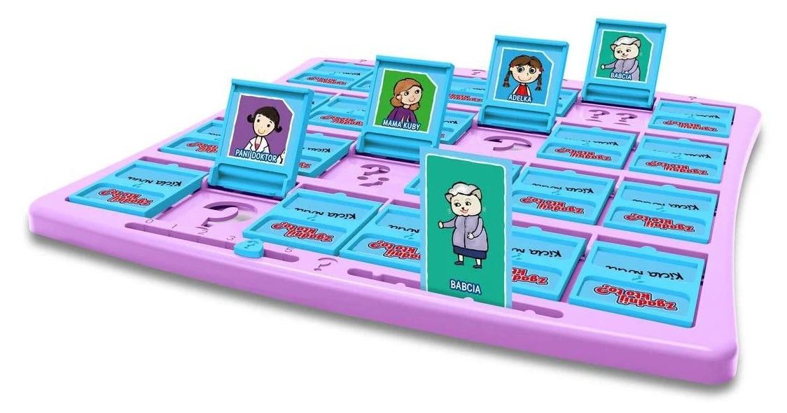Różowa plansza do gry w Zgadnij Kto To? z niebieskimi uchwytami na karty. Karty pokazują rysunki ludzi. Jedna karta jest odwrócona, pokazując starszą kobietę.