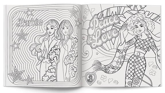 Strony kolorowanki: Barbie i dwie kobiety oraz kobieta z napisem 'Peace & Love'. Obecne są również gwiazdy, serca i promienie słońca.
