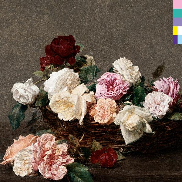 Une nature morte de roses dans un panier. Les roses sont dans des tons de blanc, rose et rouge, sur fond sombre.