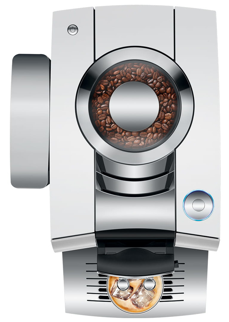 Ekspres do kawy, widok z góry. Biała i srebrna obudowa z pojemnikiem na ziarna, filiżanka kawy z lodem i przyciskiem zasilania.